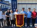 陽光下的守護｜錦旗映初心！隨州公安民警助失散18年家庭團圓