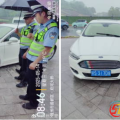 暖心一幕！路口換胎解難題