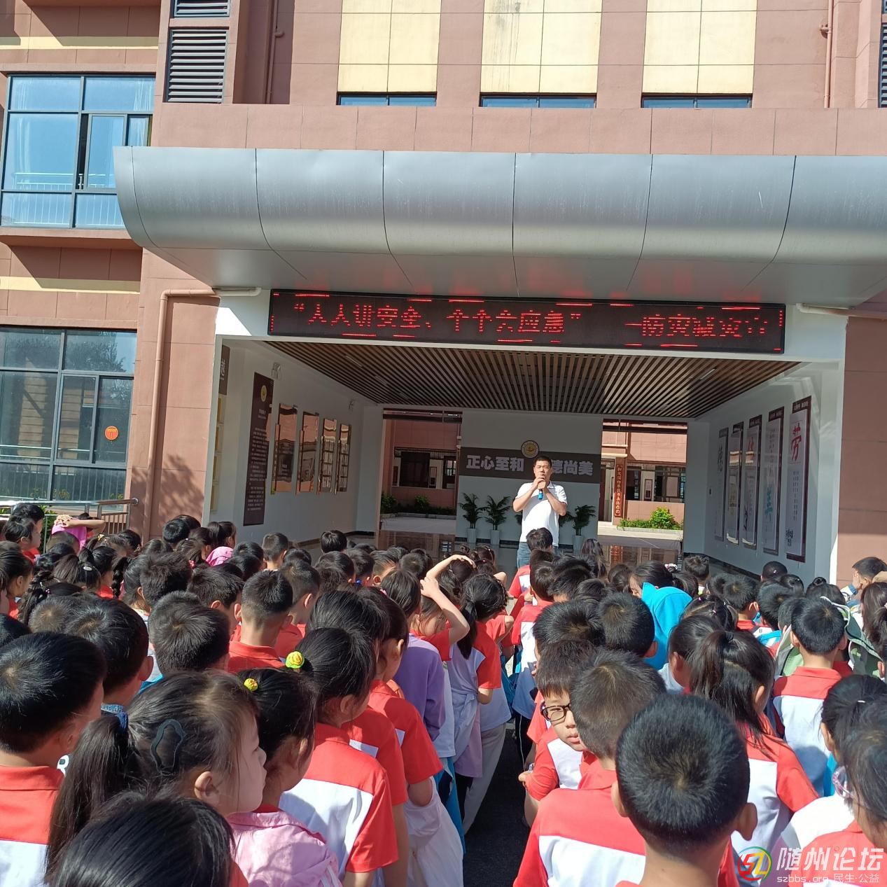 “人人講安全，個(gè)個(gè)會(huì)應(yīng)急”  ——隨縣萬(wàn)和鎮(zhèn)小學(xué)開(kāi)展防災(zāi)減災(zāi)安全演練