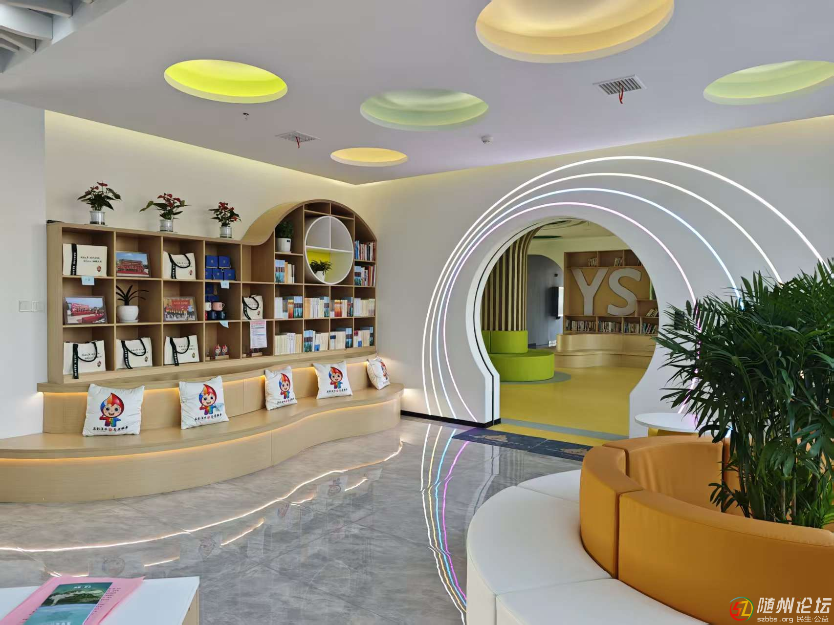 從“辦事大廳”到“百姓客廳” ——涢水街道涢水社區(qū)黨群服務(wù)中心“親民化改造”正式亮相